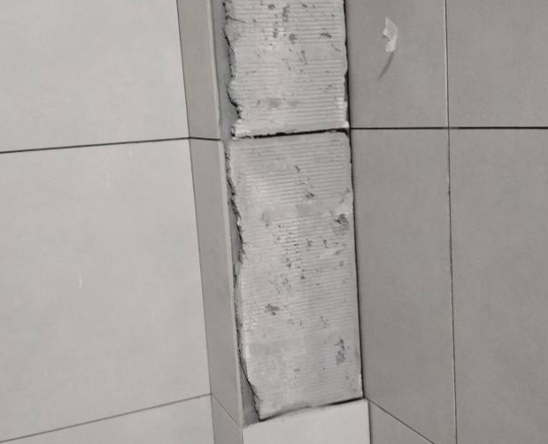 迎江瓷砖空鼓维修公司分享下瓷砖施工前基层浇水润湿程度不足，可能导致以下问题
