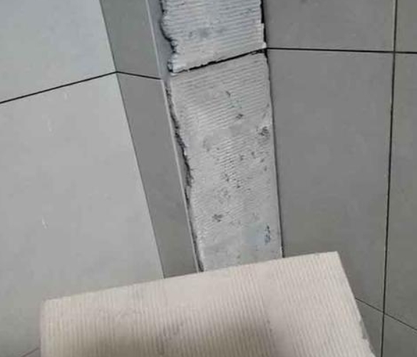 迎江瓷砖空鼓维修公司分享下厨房瓷砖脱落的补救措施。